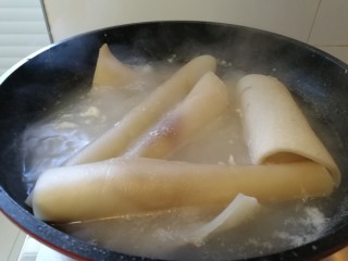 2、年菜_东北自制皮冻,烧开水把猪皮焯一下