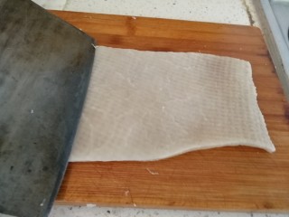 4、年菜_东北自制皮冻,刮完猪毛翻过来刮猪肥油。