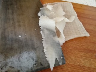 5、年菜_东北自制皮冻,刮猪油(如图)。