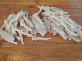 8、年菜_东北自制皮冻,切丝(如图)