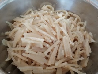 9、年菜_东北自制皮冻,都切好了(如图)