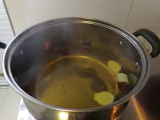 10、年菜_东北自制皮冻,锅里放葱,姜,香叶,八角,花椒粒熬水。