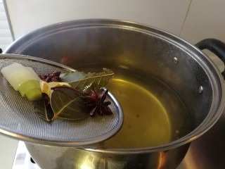 11、年菜_东北自制皮冻,开锅后把调料都捞出来(如图)