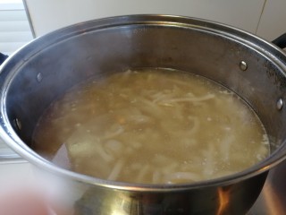 12、年菜_东北自制皮冻,放进切好的肉皮,水要没过肉皮两寸左右。水如果少了可以加点开水,要是多了就盛出来点。