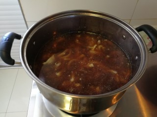 15、年菜_东北自制皮冻,加一汤勺糖和一勺盐。