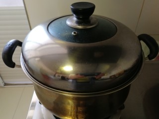 16、年菜_东北自制皮冻,盖锅盖开始熬皮冻。大火开锅后关中火熬一个小时左右就好了。