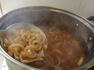 17、年菜_东北自制皮冻,时间到,皮冻熬好了。熬到肉皮透亮,软软的就好了(如图)