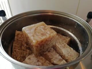 19、年菜_东北自制皮冻,看看吧,熬了一大锅皮冻,过年了,够一大家人吃几天的。最好不要超过三天,过了三天就不新鲜了。也可以冻起来,冻的没有不冻的好吃。