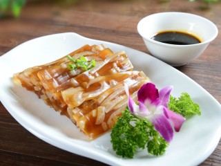 20、年菜_东北自制皮冻,切一盘,在来点蒜酱,完美。