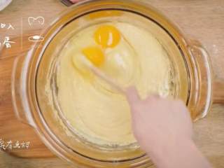 4、小酥肉汤&发糕,3.在和面的盆里边缘倒油，加鸡蛋搅拌