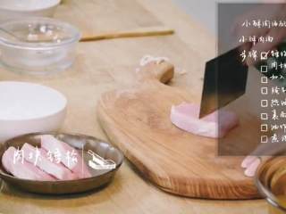 8、小酥肉汤&发糕,小酥肉步骤：1.肉块锤松，切成条，装盘放置一边