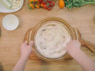 11、小酥肉汤&发糕,4.待面糊油粘稠度，将肉倒入面糊中搅拌均匀