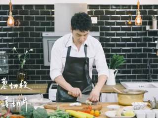 12、小酥肉汤&发糕,5.切葱、姜、将枸杞八角、生抽、料酒倒入盛有清水的汤锅里