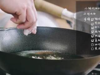 13、小酥肉汤&发糕,6.将肉条放入油锅炸，待肉条变成金黄捞出放入汤锅