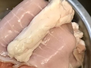 1、凉拌猪肚,先煮猪肚，我一次煮了几个。先把內层翻出，去掉所有白色脂肪，一定要去干净。