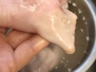 2、凉拌猪肚,把小头剪掉，皱褶太多，较难清洗。