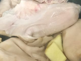 4、凉拌猪肚,准备一个锅子，放入洗净的猪肚，放入两片姜，放入少量陈酒，放入没过猪肚的冷水，大火煮沸，开锅盖再煮一分种左右，捞出清洗干净。