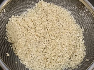 6、凉拌猪肚,没有熟芝麻的可以按这步骤，有的跳过。取生的白芝麻洗净沥干。