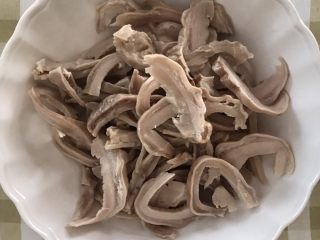 9、凉拌猪肚,猪肚切成0.5厘米厚的细条。