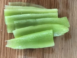 10、凉拌猪肚,莴笋切成0.5厘米厚的薄片，长度和猪肚差不多。