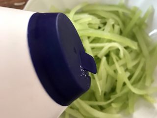 11、凉拌猪肚,再切成细条，放入少量盐，揉匀静置2分钟左右，然后用凉开水洗净沥干。注意腌久了莴笋会变软。