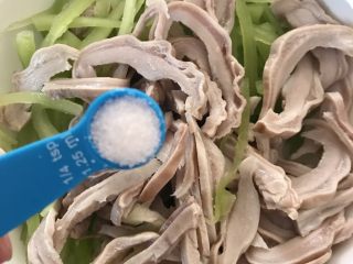 12、凉拌猪肚,猪肚和莴笋放入盘中，洒入1.25克盐。