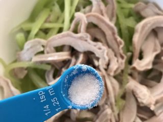13、凉拌猪肚,再洒入1克味精。
