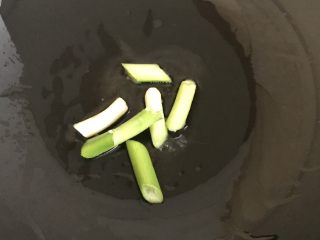 14、凉拌猪肚,中大火热锅，放入10毫升食用油，炒香葱白。