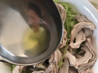 15、凉拌猪肚,葱油淋入猪肚中。