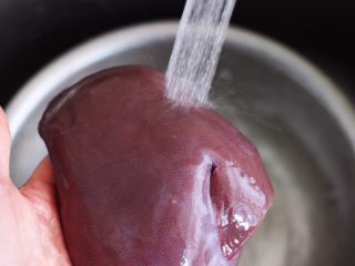 2、菠菜猪肝汤,猪肝用自来水反复冲洗干净。