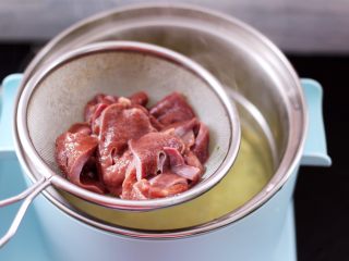 7、菠菜猪肝汤,这个时候把切片的猪肝，也放到锅中进行焯水。