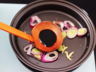 10、菠菜猪肝汤,这个时候锅中倒入生抽调色。