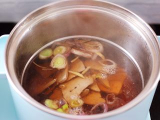 13、菠菜猪肝汤,锅中倒入焯过水的猪肝。