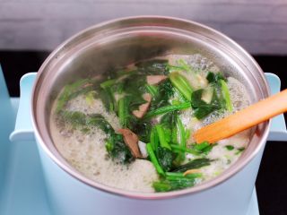 17、菠菜猪肝汤,大火继续煮沸。