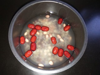10、桂圆莲子八宝粥,加适量的水。