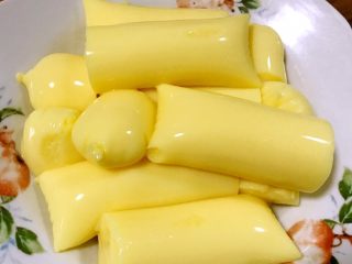 1、番茄福蛋,日本豆腐去掉外包装备用