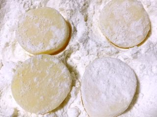 2、番茄福蛋,日本豆腐切成2厘米厚的块状放入生粉中裹匀