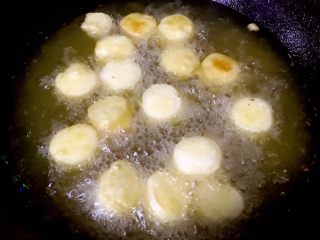 3、番茄福蛋,锅中倒入适量油加热放入日本豆腐炸至金黄色漂浮上来即可盛出