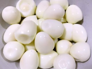 5、番茄福蛋,鹌鹑蛋煮好在冷水中过凉去皮将鹌鹑蛋沥干水份备用