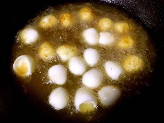 6、番茄福蛋,锅中倒入适量油加热放入鹌鹑蛋炸至有虎皮花纹漂浮起来即可出锅