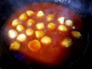 8、番茄福蛋,锅中放入适量清水倒入番茄酱加热搅匀下入鹌鹑蛋翻炒均匀