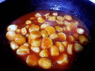 9、番茄福蛋,放入日本豆腐同时放入糖、盐、味精翻炒入味使日本豆腐和鹌鹑蛋均匀的裹上番茄汁即可出锅