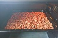 1、芝麻花生棒棒糖,花生放入烤箱烤熟，没有烤箱的用炒锅炒熟