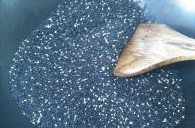 2、芝麻花生棒棒糖,芝麻炒熟