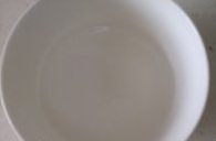 3、芝麻花生棒棒糖,食用小苏打加入水里搅拌均匀