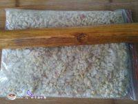 5、芝麻花生棒棒糖,用擀面杖擀成碎瓣