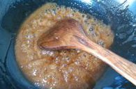 8、芝麻花生棒棒糖,小火慢慢熬，边熬边搅拌，直到能拔出丝来