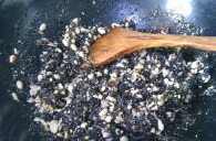 9、芝麻花生棒棒糖,加入芝麻和花生，迅速翻均匀