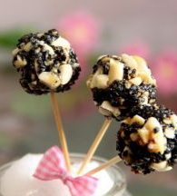 10、芝麻花生棒棒糖,用手捏成圆球状，插上牙签，芝麻花生棒棒糖就做好了