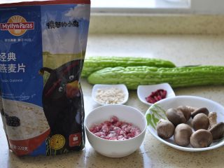 1、燕麦苦瓜酿,原料备用。